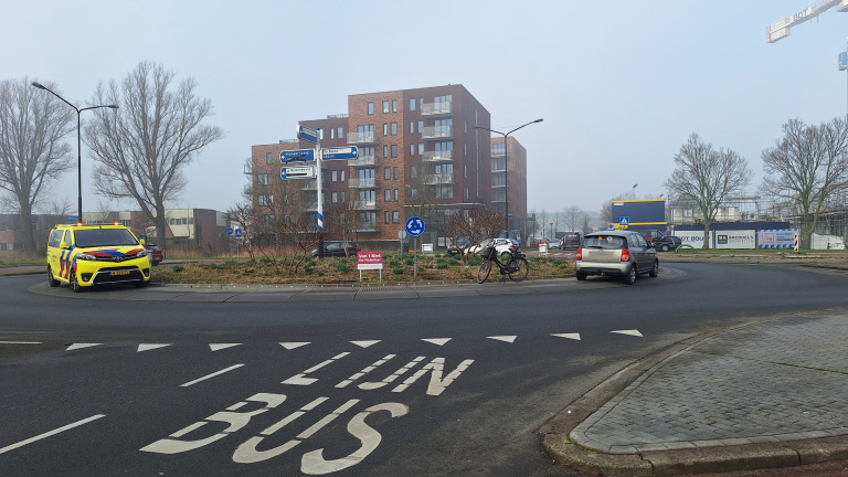 Meisje op fiets lichtgewond na aanrijding op rotonde in Heerhugowaard