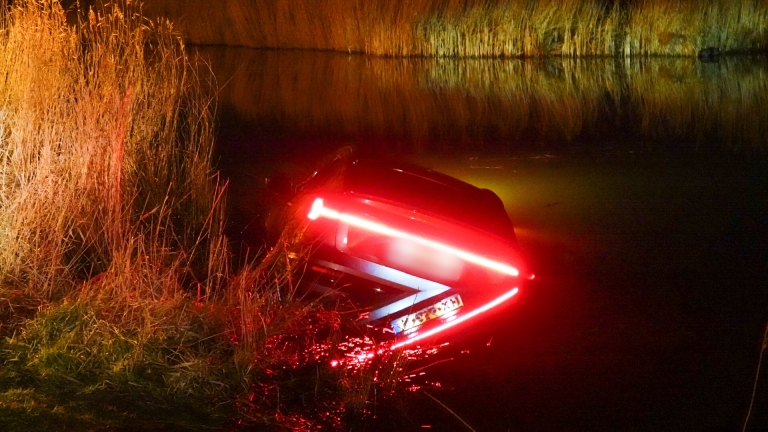 Auto te water langs Waarddijk na uitwijken voor tegenligger