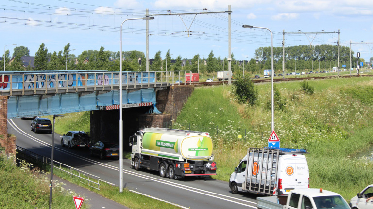 Provincie sluit spoorviaduct N242 af, omleiding via Zuidtangent: “Domme fout gemaakt”