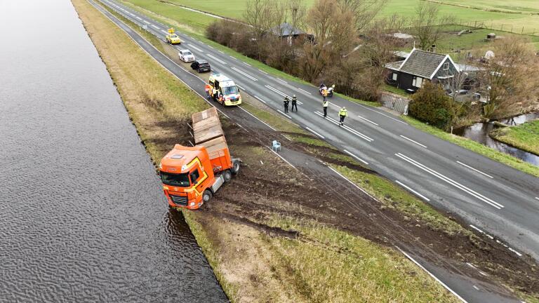 Vrachtwagen eindigt bijna in water langs N246: weg in beide richtingen afgesloten