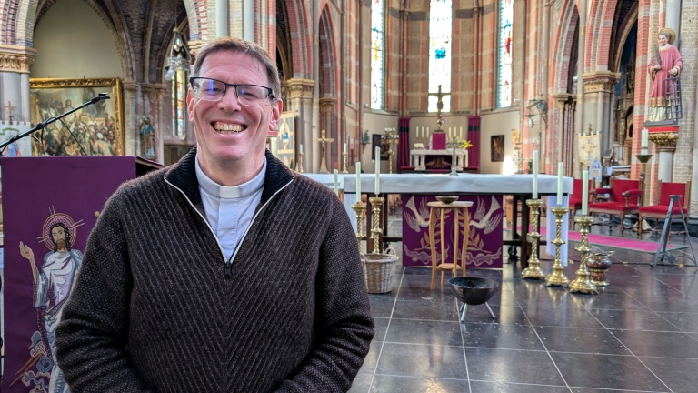 Jan-Jaap is ‘Pastoor des Vaderlands’, maar met een knipoog: “Anders zakt het door zijn hoeven”