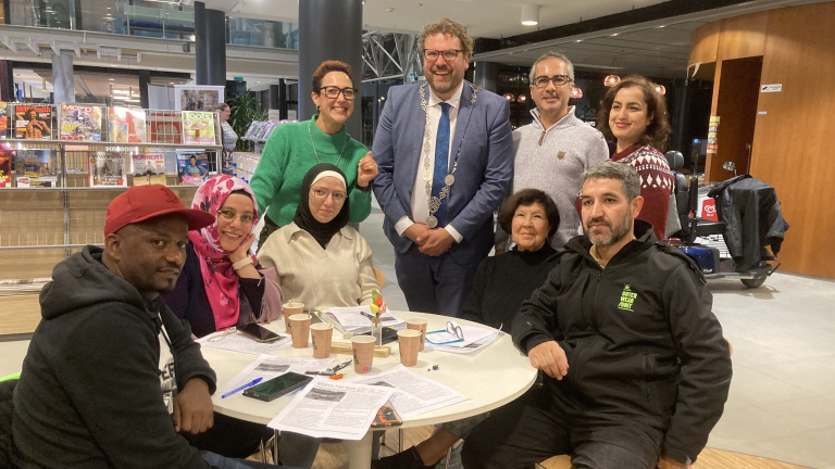 Al 12,5 jaar Taalcafé in Heerhugowaard: “Iedereen vindt het leuk, en je leert veel over andere culturen!”