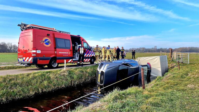 Nat pak maar ongedeerd: auto met aanhanger belandt in sloot Egmond