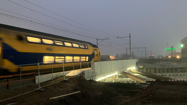 Eerste trein over nieuw spoordek Zuidtangent: “En nu de factuur sturen voor een paar miljoen euro”
