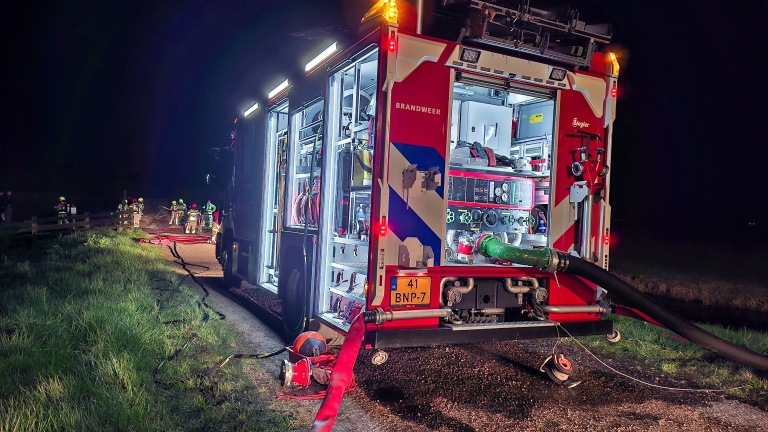 Brandweer Uitgeest heeft handen vol aan broei in mesthoop
