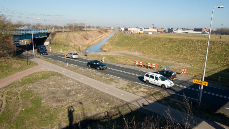 Avond- en nachtafsluitingen N242 bij spoorbrug voor plaatsing hoogteportalen