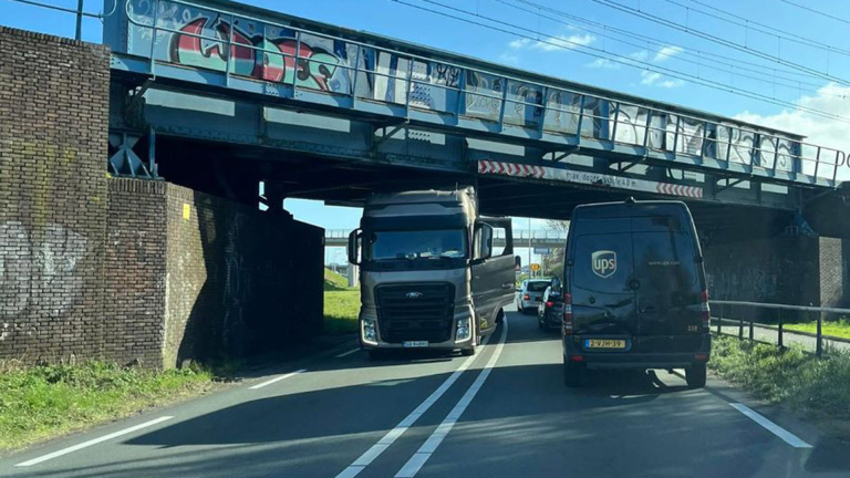 Zelfde vrachtwagenchauffeur probeert het van andere kant: weer botsing met spoorbrug