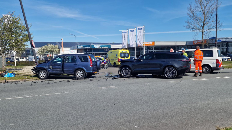 Geen gewonden maar veel schade na aanrijding op bedrijventerrein Zandhorst