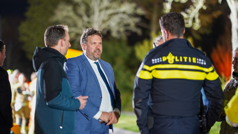 Burgemeester Maarten Poorter bezoekt plek explosie Heerhugowaard