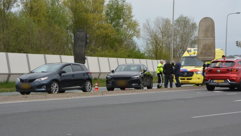 Blikschade en verkeershinder door botsing op Nieuwe Schermerweg