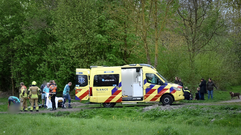 Man raakt met rolstoel te water: hulpdiensten rukken uit