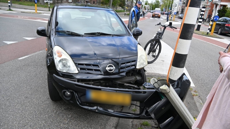 Wesp in auto, auto tegen verkeerspaal op Kennemerstraatweg