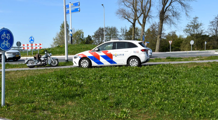 Motorrijder verliest grip en gaat onderuit op rotonde