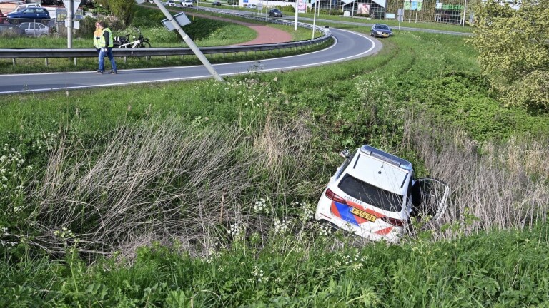 Politieauto belandt in greppel tijdens spoedrit: twee agenten gewond