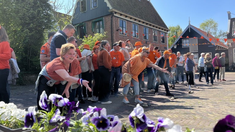 In De Rijp wordt op Koningsdag achteruit met keien gesmeten: “Een stuk uitdagender, maar als het lukt leuker”