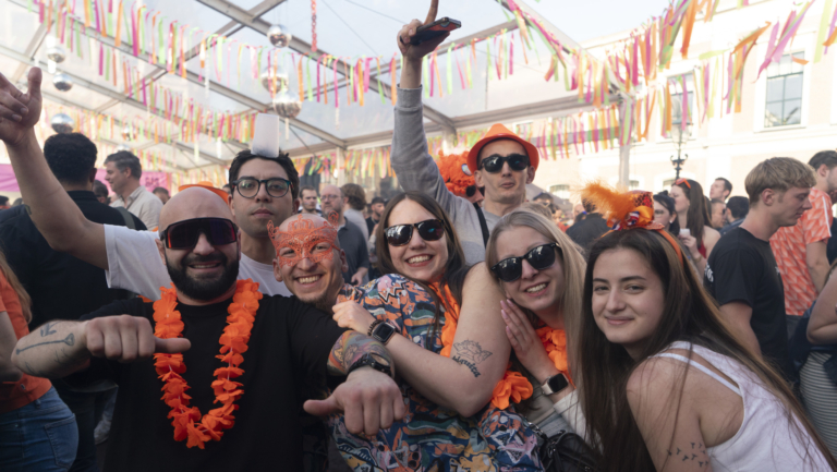 Feest, zon en volle terrassen: zo vierden Alkmaar en Dijk en Waard Koningsdag
