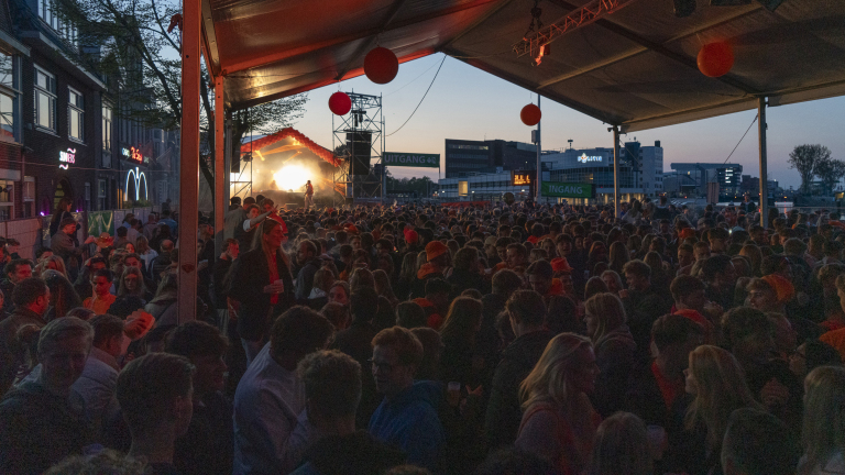 Koningsdag op Kanaalkade lijkt blijvertje: “Op het drukste moment, op vrijdag, hadden we bijna 8.000 man staan”