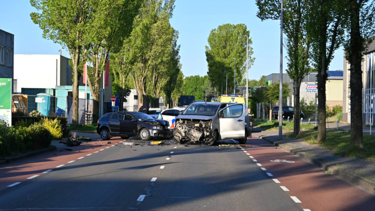Frontale aanrijding op industrieterrein Beverkoog: beide bestuurders gewond