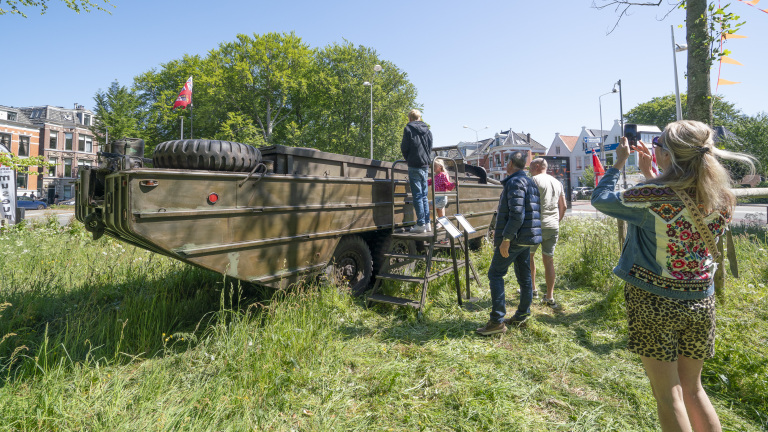 Amerikaanse ‘Duck’ trekt bekijks bij opening nieuw seizoen bunkermuseum Alkmaar: “We wilden groots uitpakken”
