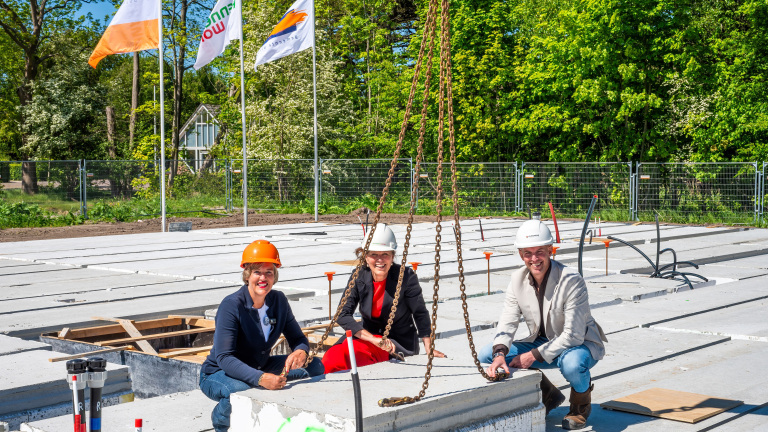 Geen eerste paal maar laatste vloerplaat: blije gezichten bij nieuwe woningbouw in Bergen