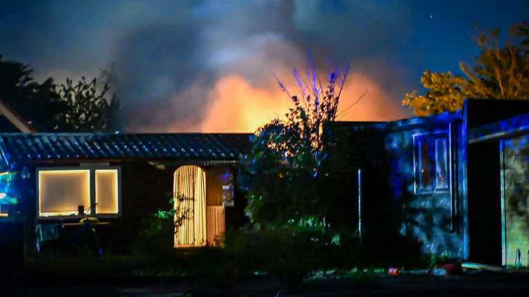 Brand op bungalowpark Egmond-Binnen: brandweer moet eigen bluswater aanvoeren