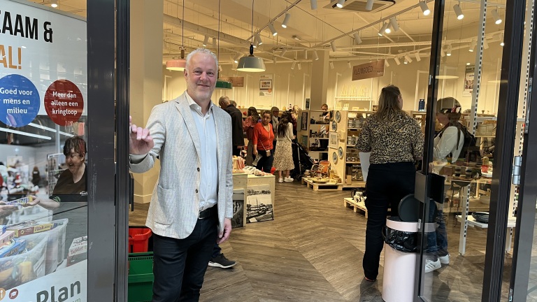 Allereerste kringloop pop-up store opent in Middenwaard: “We proberen onze winkels meer mainstream te maken”