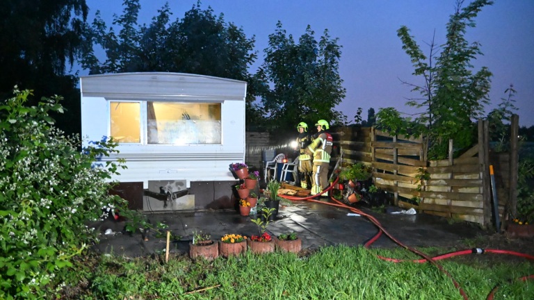 Slapende vrouw in stacaravan aan Hoogeweg opgeschrikt door brand