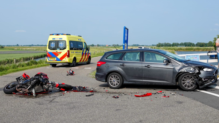 Flinke klapper op Molendijk: motorrijder gewond naar ziekenhuis