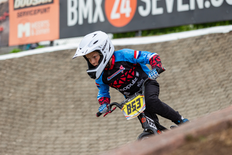 Heilooër BMX’ers trotseren slecht weer tijdens drielandentoernooi: Boscrossers pakken bronzen plak