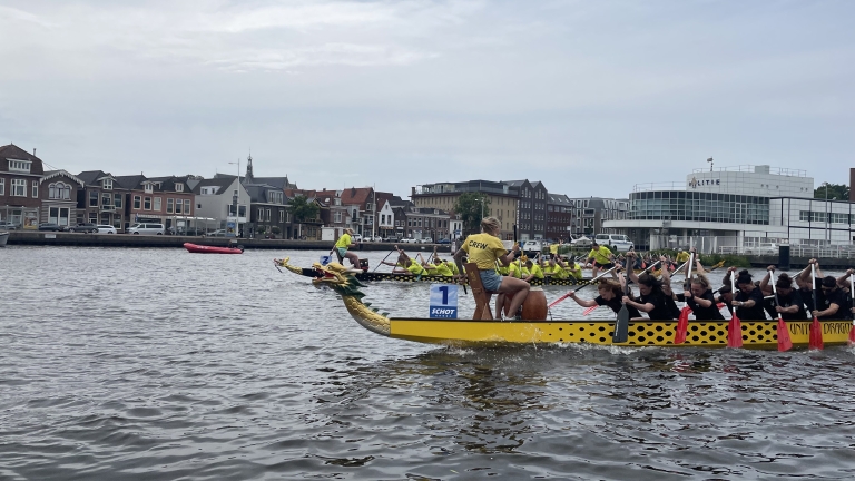 Strijd op het water: drakenboten veroveren de wateren van Alkmaar