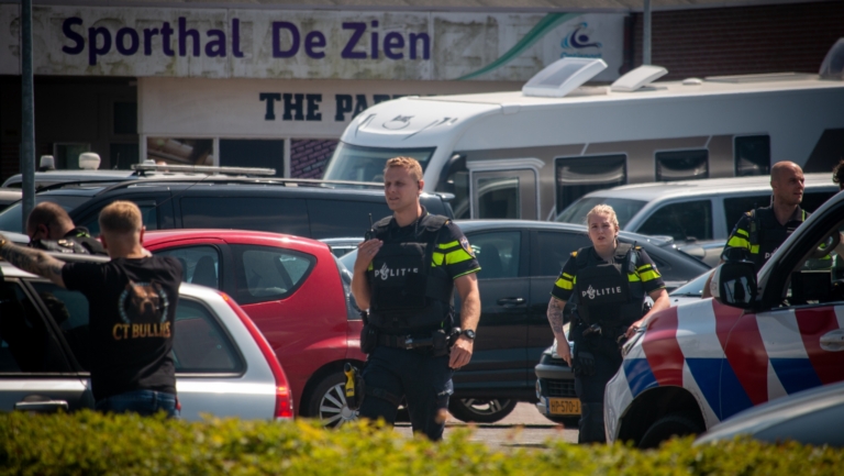 Hondenshow loopt uit de hand: politie op zoek naar man met mogelijk vuurwapen in Uitgeest