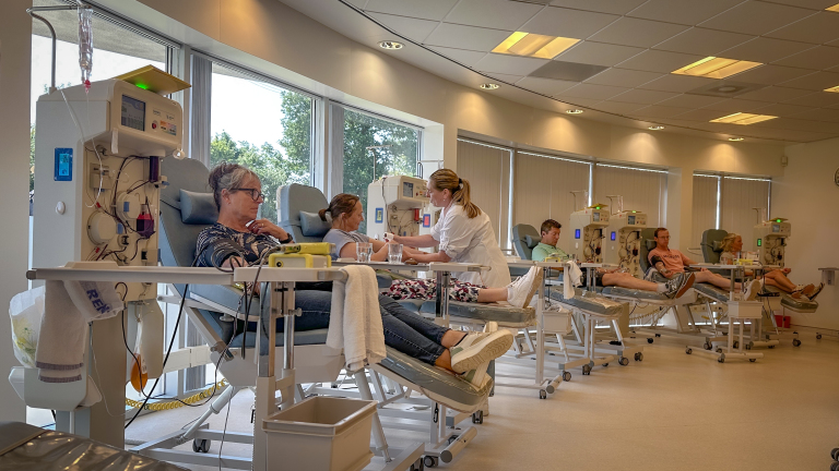 Kim bedankt persoonlijk bloeddonoren: “Zonder jullie had ik dit leven niet”