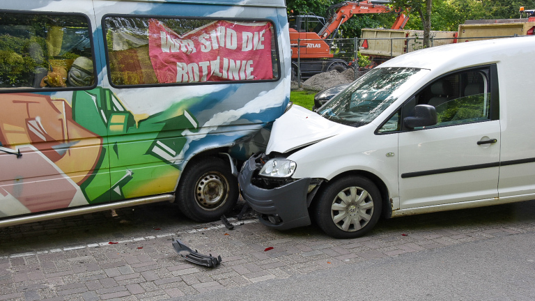 Bestelbus ramt auto’s in Alkmaar: bestuurder onder invloed aangehouden