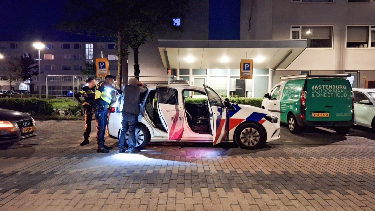 Lantaarnpaal wint van dronken bestuurder in Alkmaar – Mercedes flink beschadigd