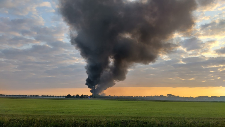 Zeer grote nachtbrand Middenbeemster: Rook nog kilometers ver te zien