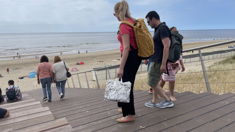 Nieuwe strandtrap Egmond zorgt voor ophef: “Deze trap wordt een nekkenbreker”