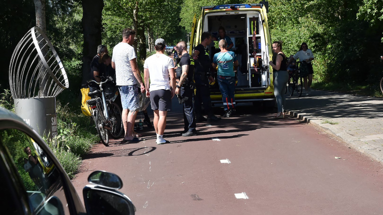 Scooterrijder in stabilisatiematras naar ziekenhuis na botsing op Molentochtpad