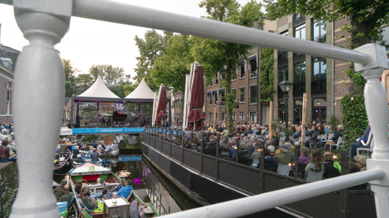 Bootje, stoeltje of staan: Alkmaar maakt zich op voor zomerse Lindegrachtconcerten