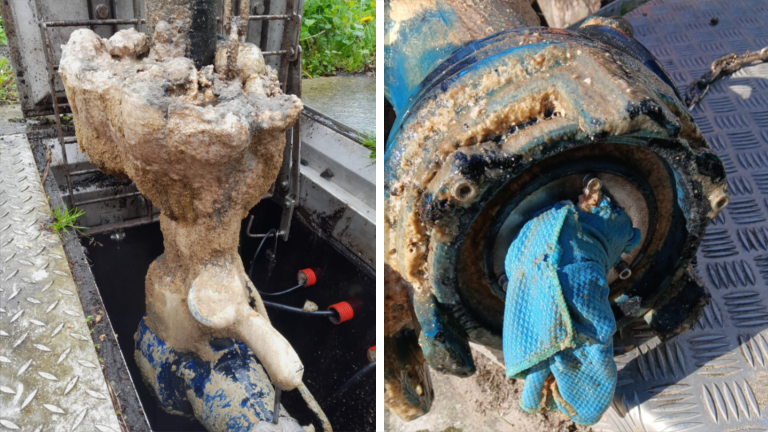 Twee foto's van een zwaar vervuilde waterpomp met dikke accumulaties van vet en vuil, gelegen op een metalen oppervlak bij een waterweg. De eerste foto toont de hele pomp met een grote vettige obstructie, terwijl de tweede foto een close-up van de verontreinigde motoronderdelen toont, gedeeltelijk bedekt met een blauwe doek.