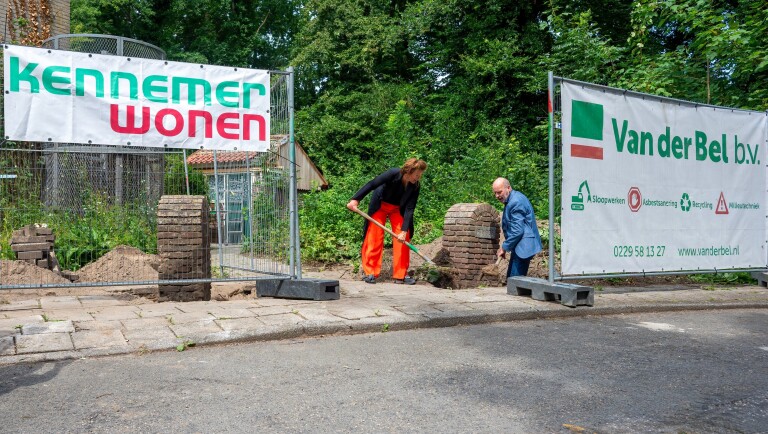 Sloop van oude appartementen aan Ter Coulsterlaan in Heiloo officieel van start