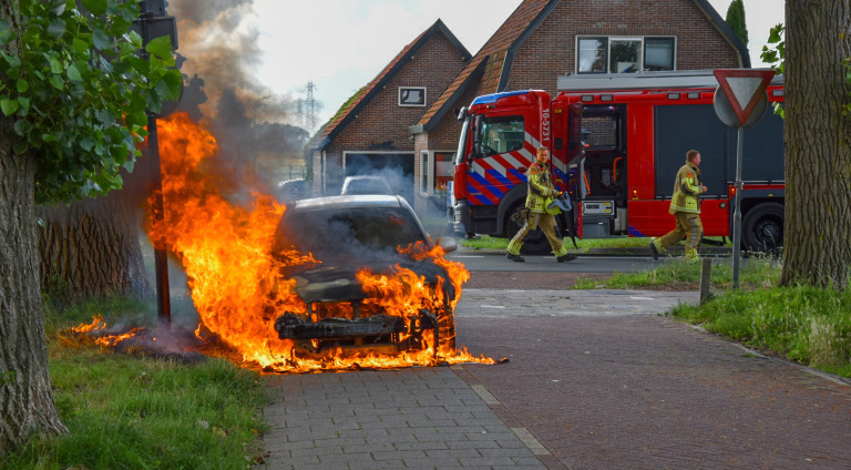 Schrik op Jan Glijnisweg: auto vliegt in brand en is niet meer te redden
