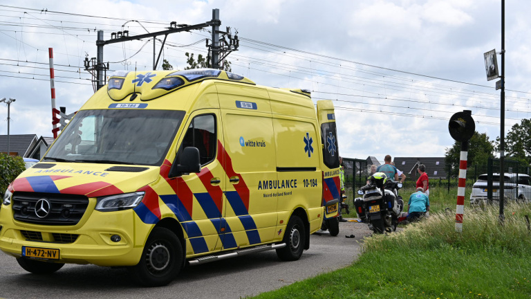 Fietser gewond naar ziekenhuis na aanrijding op Westerweg