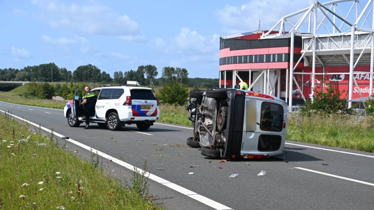 Auto op zijn kant na slip op N242 bij AZ-stadion Alkmaar