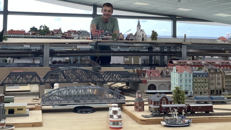 Tussen rails, treinen en mini-stations: Ernst Huider runt zijn winkel al 25 jaar met liefde en kennis