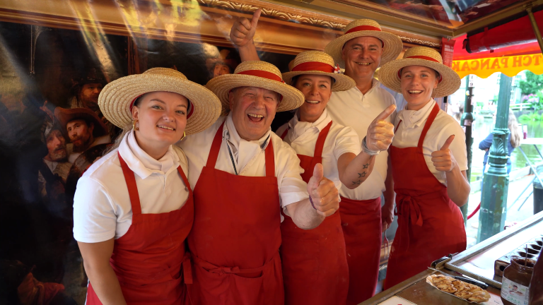 Poffertjeskoning van de Kaasmarkt viert 50-jarig jubileum: “Poffertjesbakken betekent vrijheid”