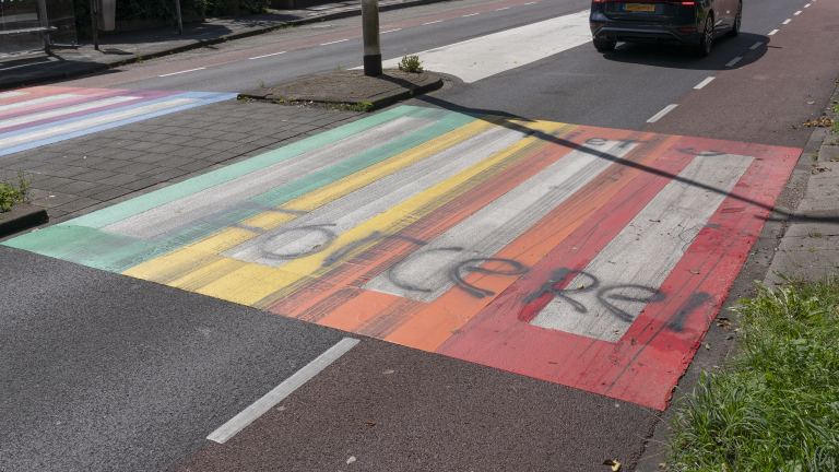 Alkmaar gaat toch over tot aangifte na bekladding zebrapad
