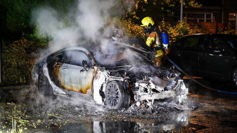 Auto in lichterlaaie op P.A. De Langeplein