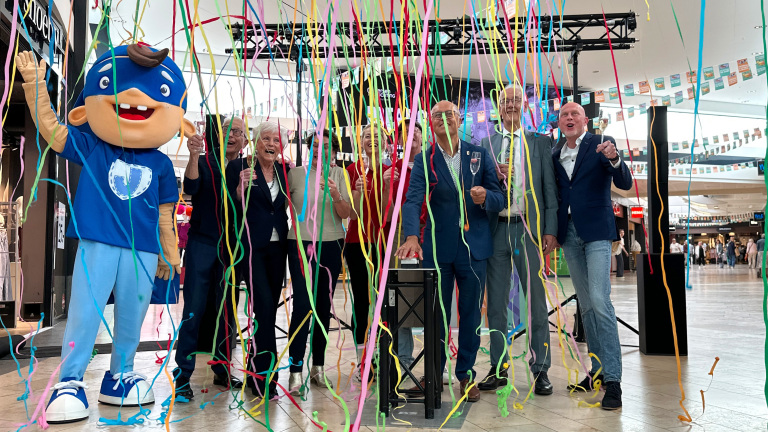 Confettikanon knalt Middenwaard feestmaand in: winkelcentrum al halve eeuw vaste waarde in Heerhugowaard