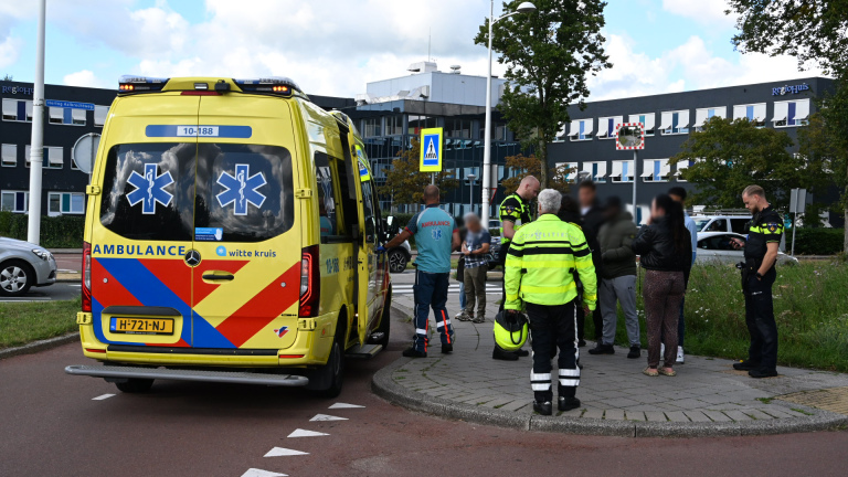 Tweetal op snorscooter onderuit bij aanrijding op rotonde Hertog Aalbrechtweg