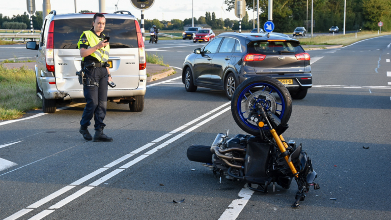 Ongeluk op N245: Motorrijder naar ziekenhuis na aanrijding